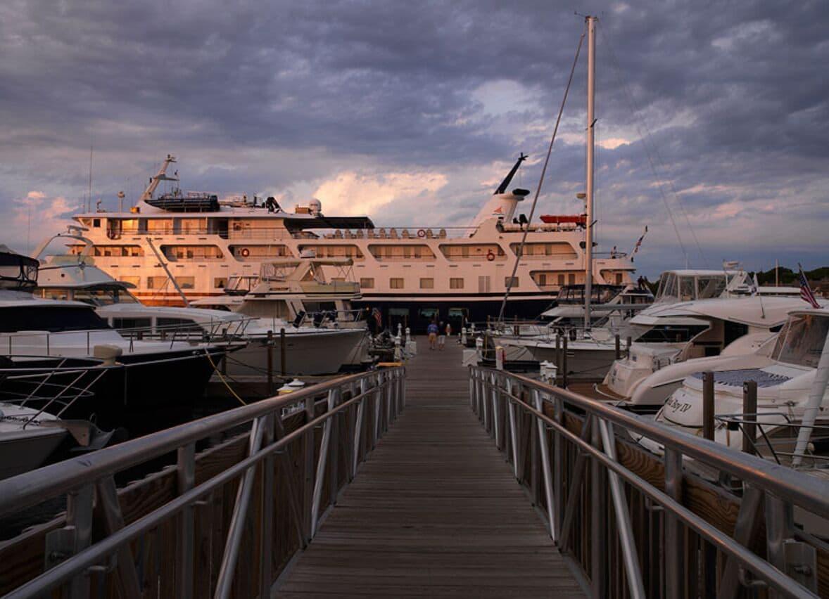 Charlevoix Inn & Suites Surestay Collection By Best Western Exterior photo