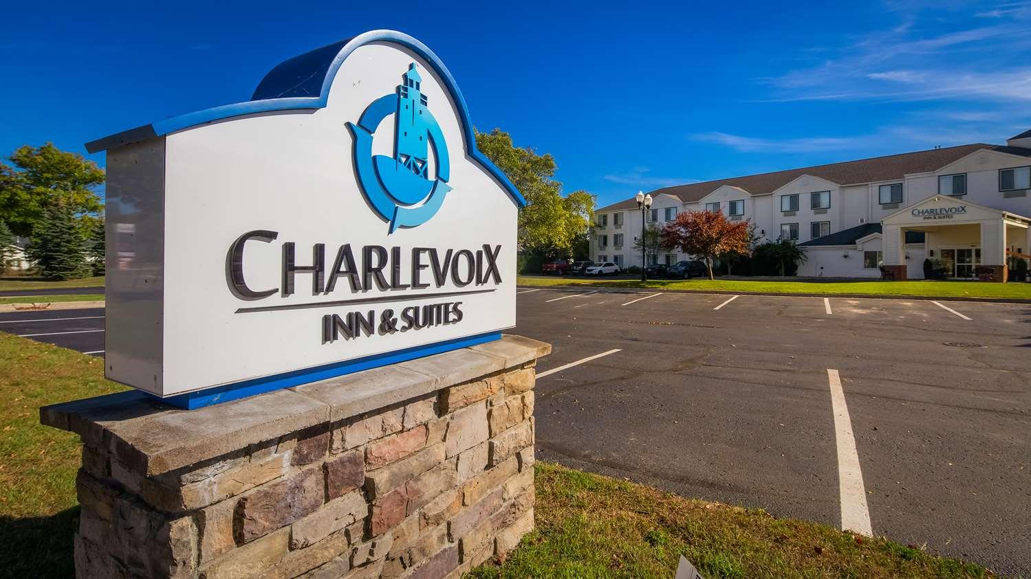 Charlevoix Inn & Suites Surestay Collection By Best Western Exterior photo