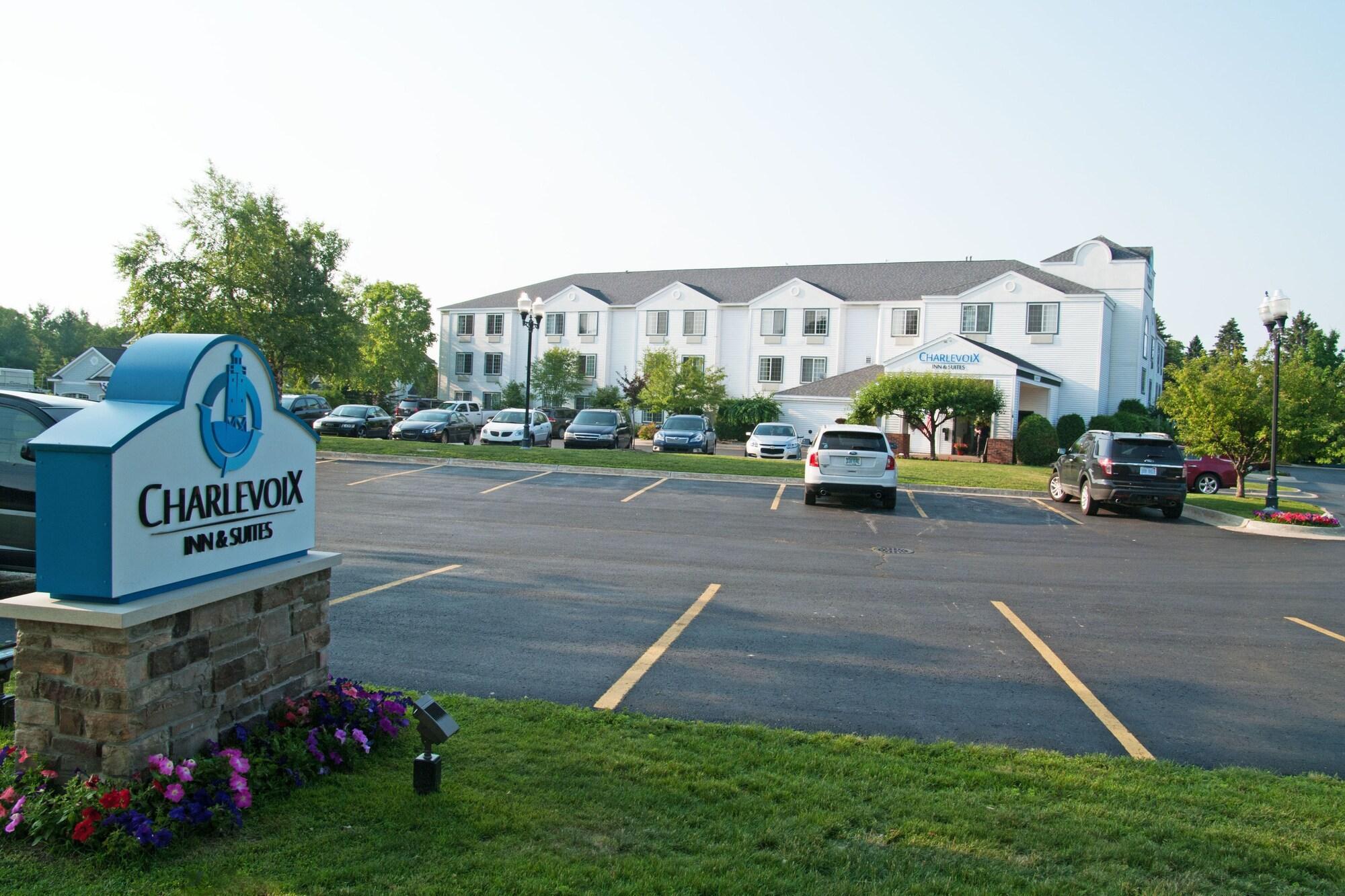 Charlevoix Inn & Suites Surestay Collection By Best Western Exterior photo